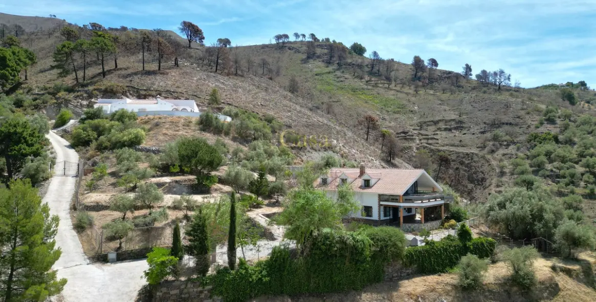 Продажа  отдельно стоящей виллы в Canillas de Albaida 52