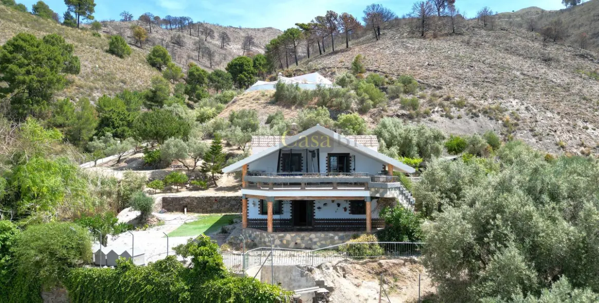 Продажа  отдельно стоящей виллы в Canillas de Albaida 53