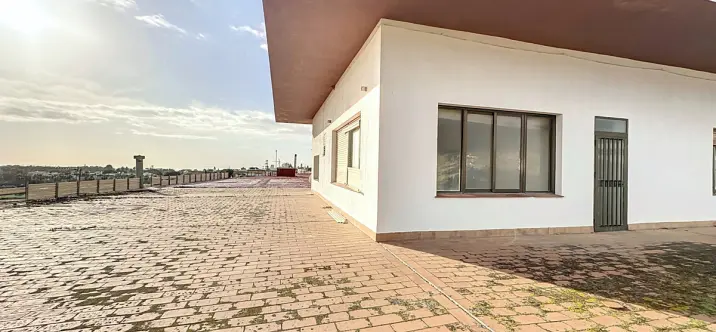 Sale of commercial premises in Cancelada 3