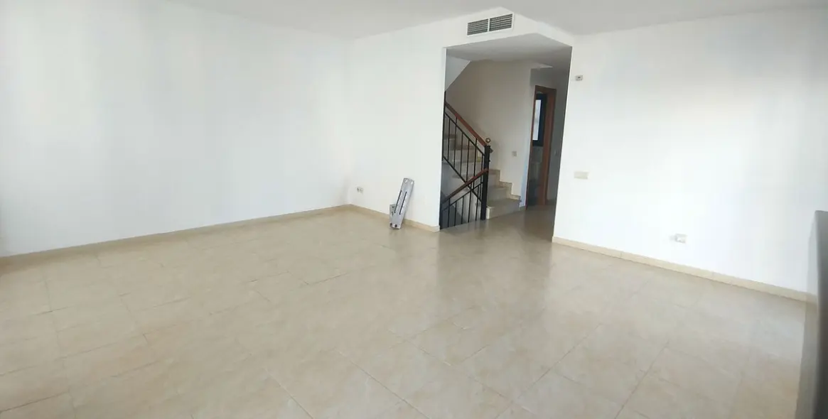 Продажа дома на две семьи в Cancelada 10