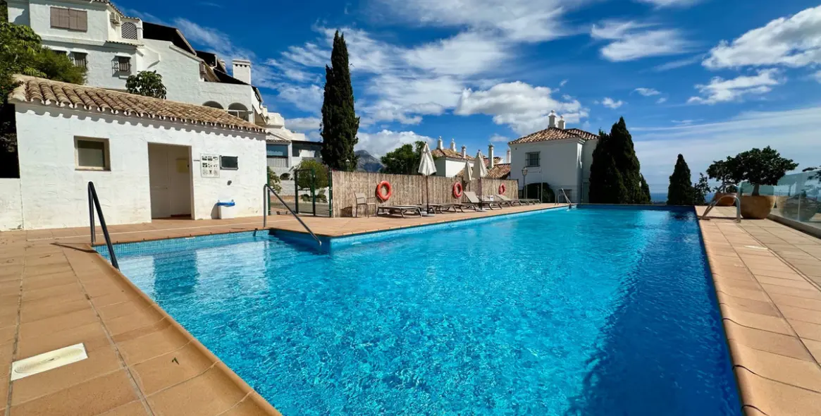 Sale of middle floor apartment in Benahavís 1