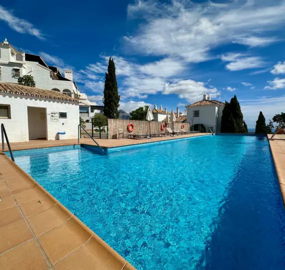 Sale of middle floor apartment in Benahavís