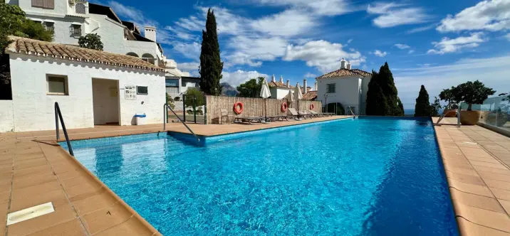 Sale of middle floor apartment in Benahavís 0