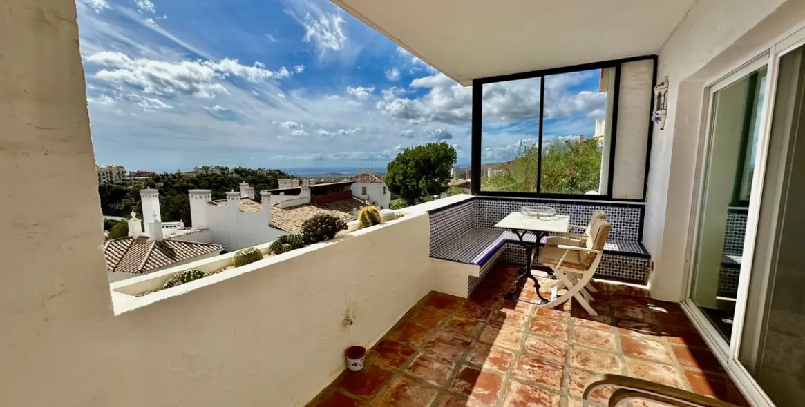 Sale of middle floor apartment in Benahavís 2