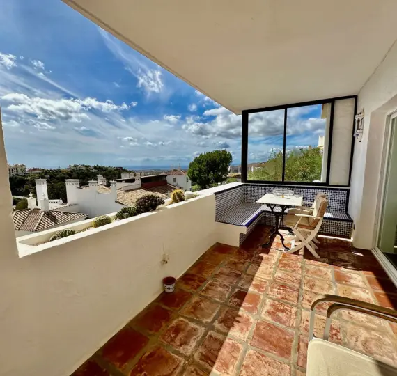 Sale of middle floor apartment in Benahavís