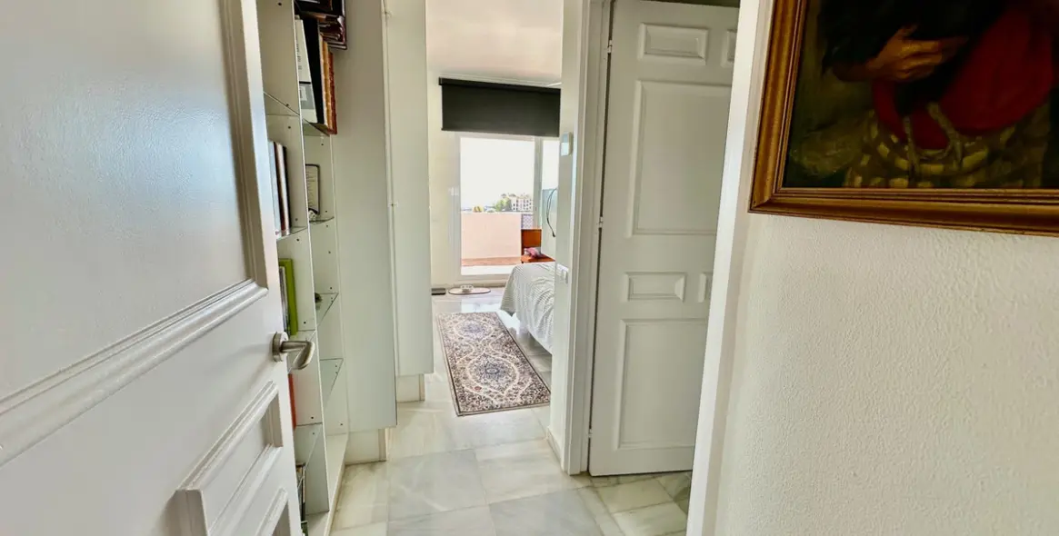 Sale of middle floor apartment in Benahavís 3