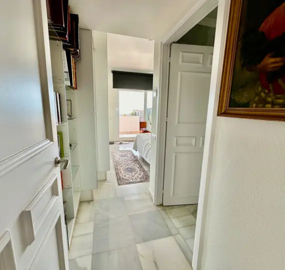 Sale of middle floor apartment in Benahavís