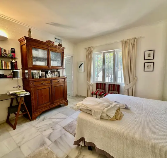 Sale of middle floor apartment in Benahavís