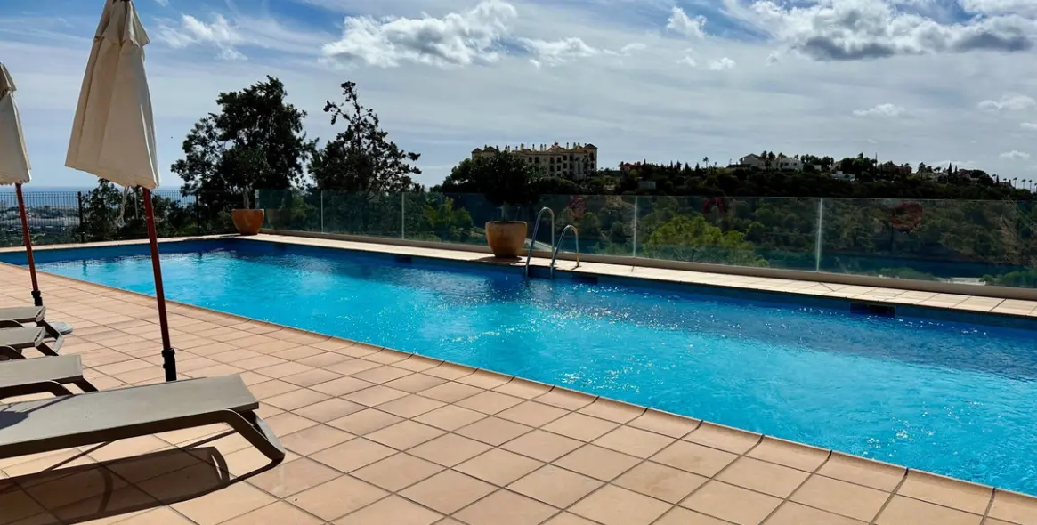 Sale of middle floor apartment in Benahavís 5