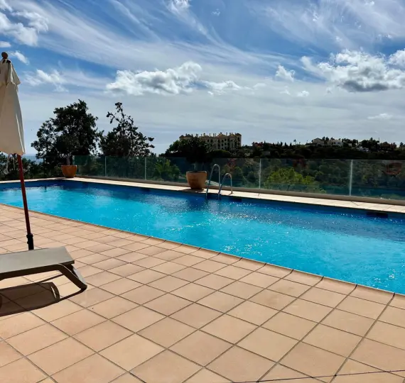 Sale of middle floor apartment in Benahavís