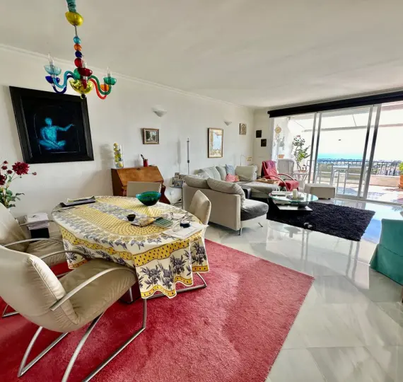 Sale of middle floor apartment in Benahavís