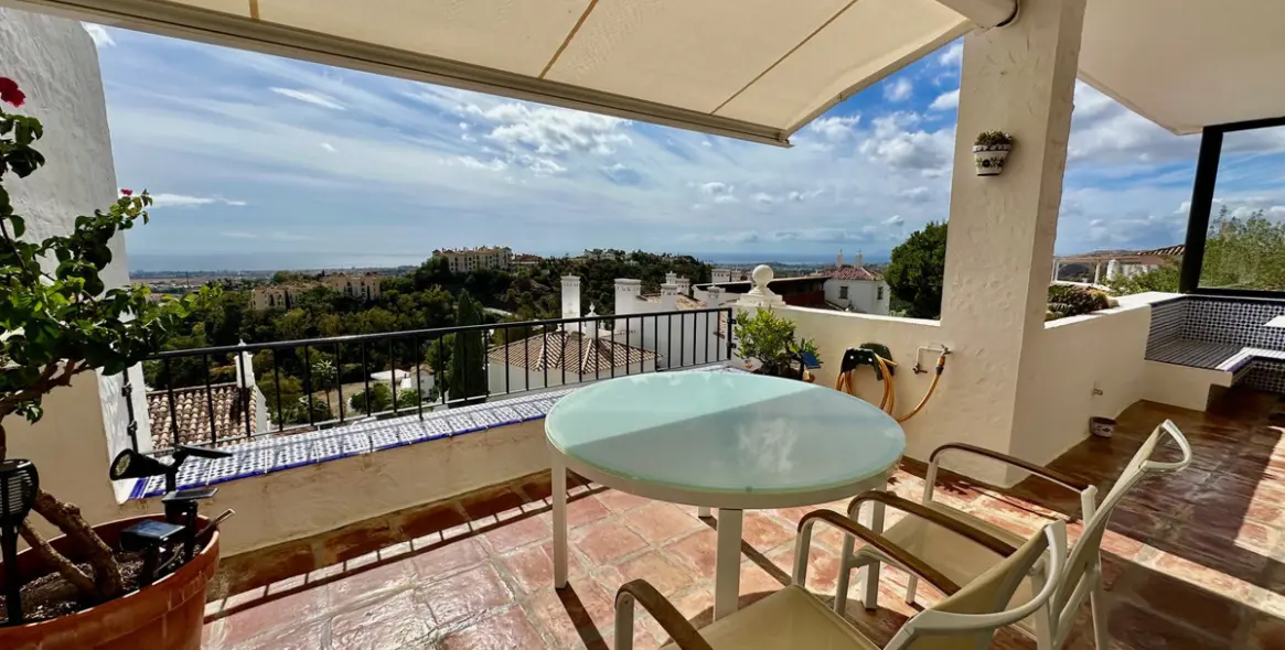 Sale of middle floor apartment in Benahavís 8