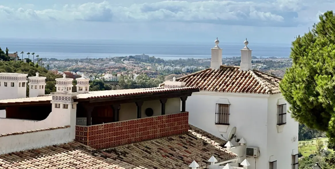 Sale of middle floor apartment in Benahavís 9