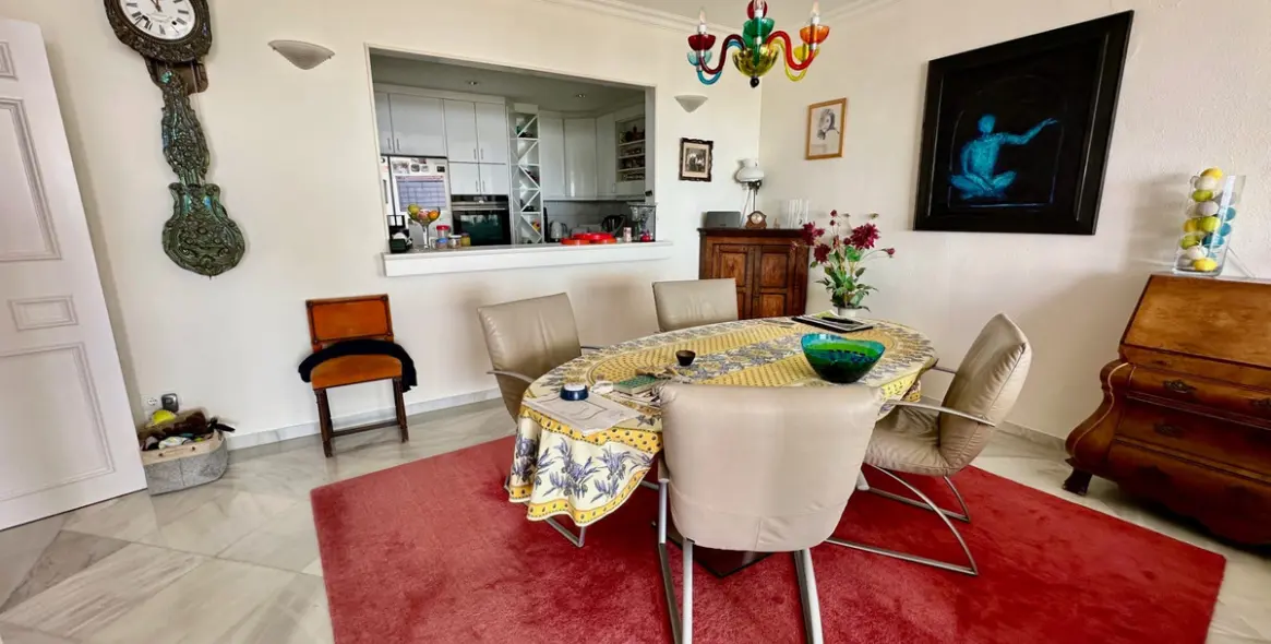 Sale of middle floor apartment in Benahavís 10