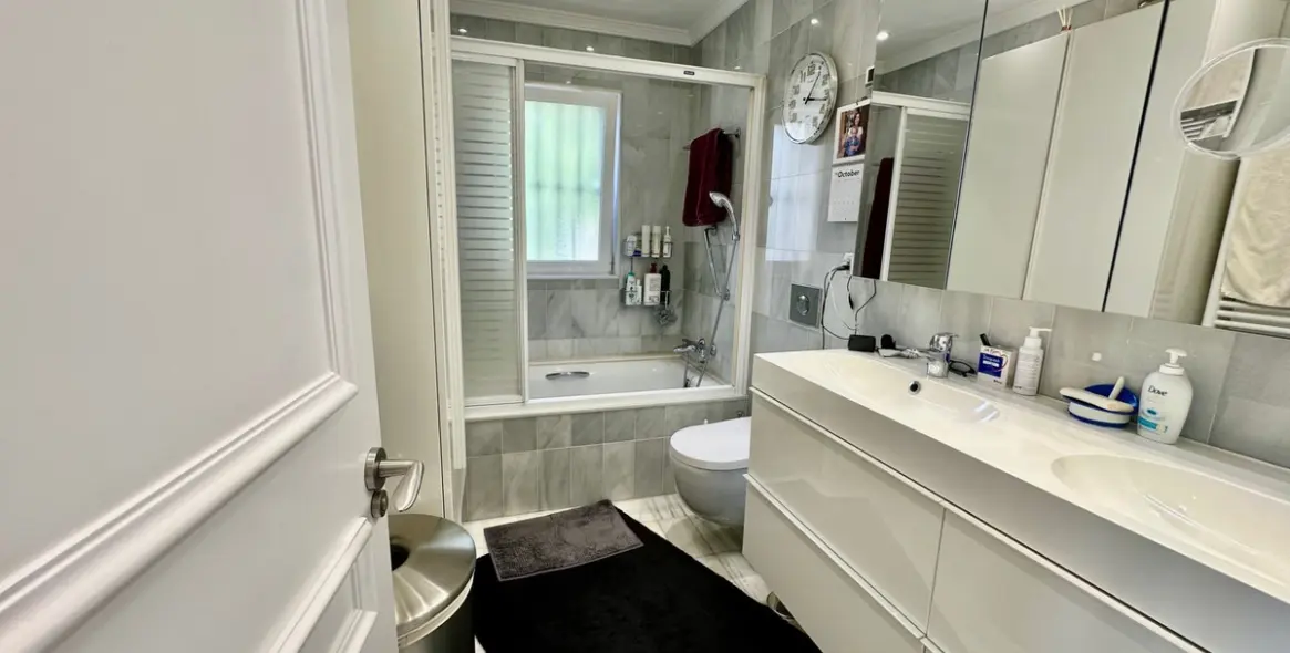 Sale of middle floor apartment in Benahavís 11