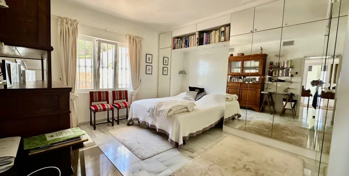 Sale of middle floor apartment in Benahavís 13