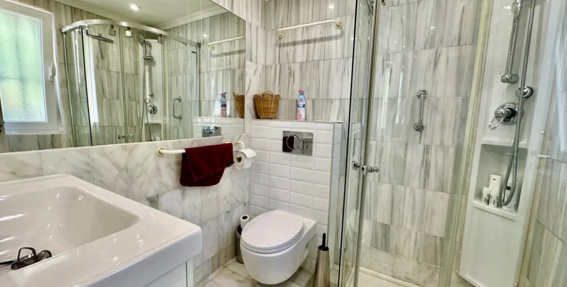 Sale of middle floor apartment in Benahavís 14