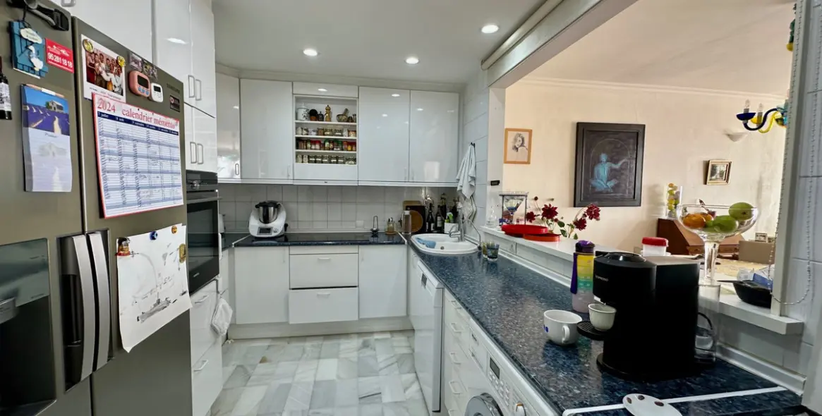 Sale of middle floor apartment in Benahavís 16