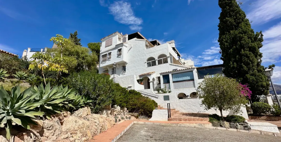 Sale of middle floor apartment in Benahavís 17