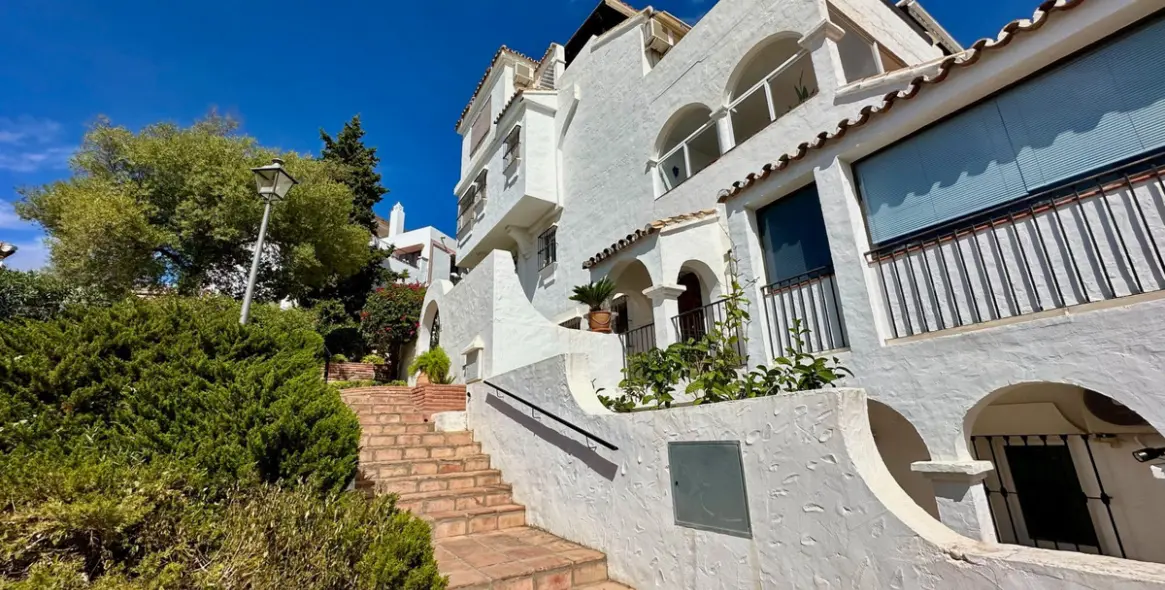 Sale of middle floor apartment in Benahavís 18