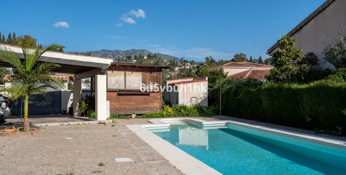 Продажа дома на две семьи в El Coto 1