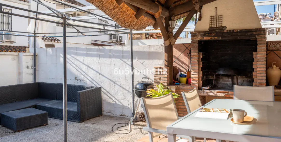 Продажа дома на две семьи в El Coto 3