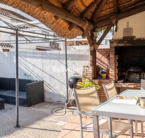 Продажа дома на две семьи в El Coto