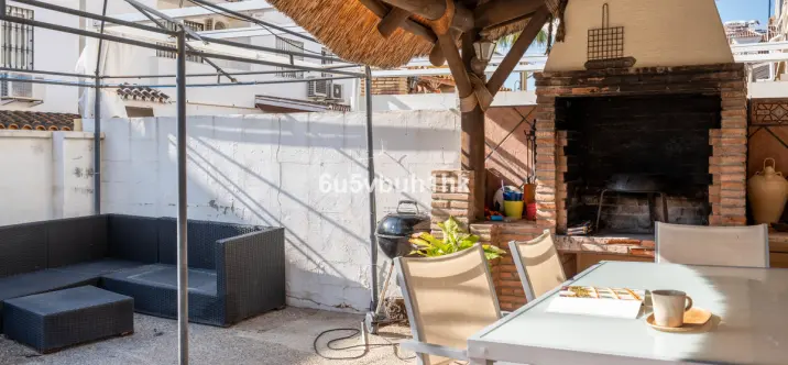 Продажа дома на две семьи в El Coto 2