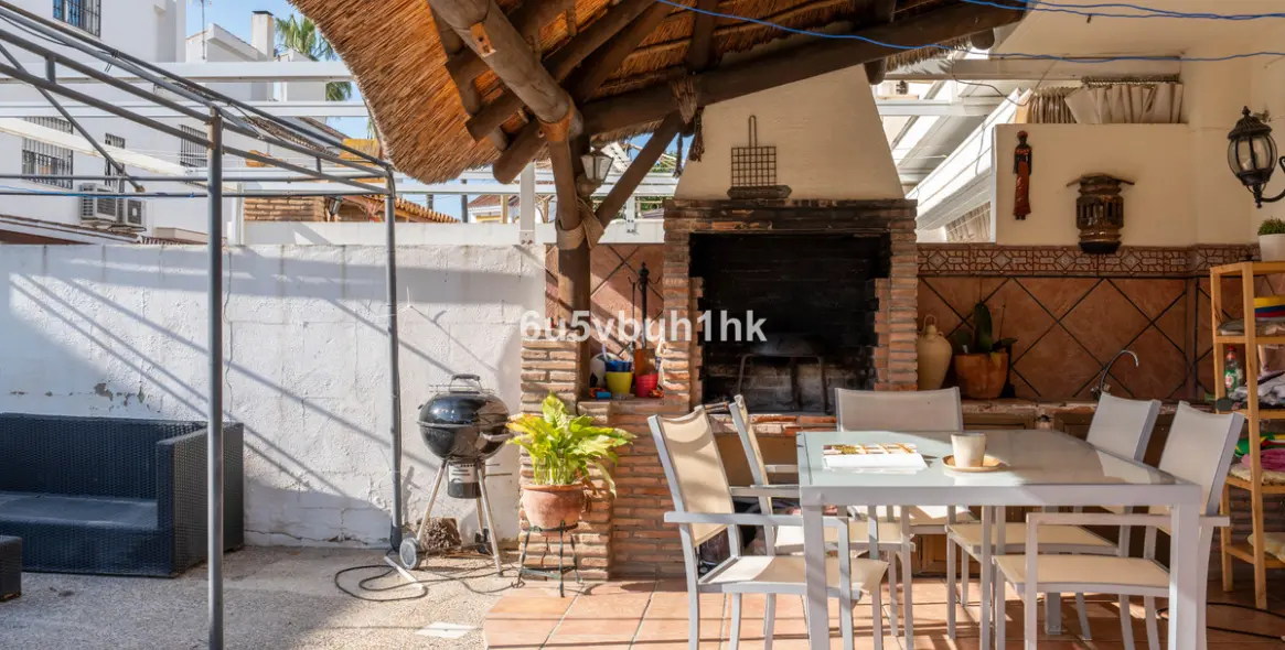 Продажа дома на две семьи в El Coto 4