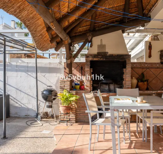 Продажа дома на две семьи в El Coto