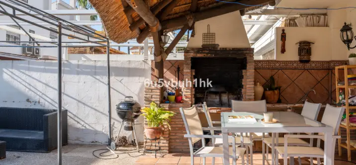 Продажа дома на две семьи в El Coto 3