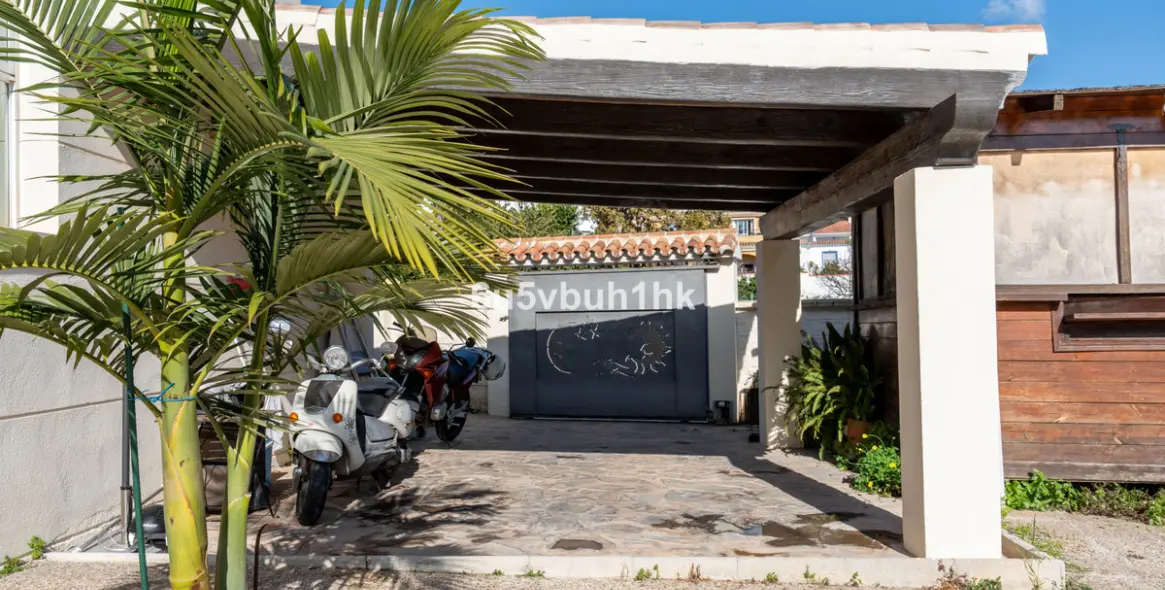 Продажа дома на две семьи в El Coto 5