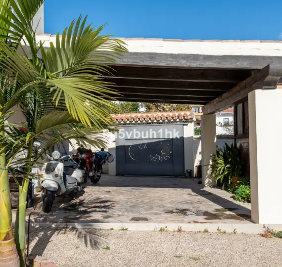 Продажа дома на две семьи в El Coto