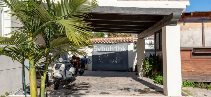 Продажа дома на две семьи в El Coto 4