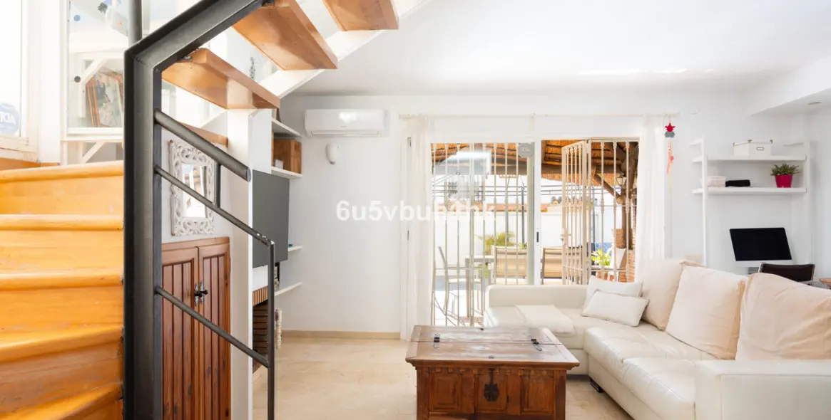 Продажа дома на две семьи в El Coto 7