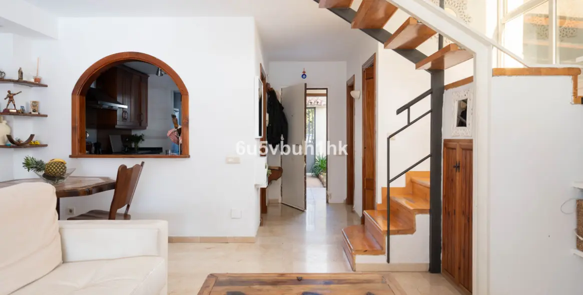 Продажа дома на две семьи в El Coto 8