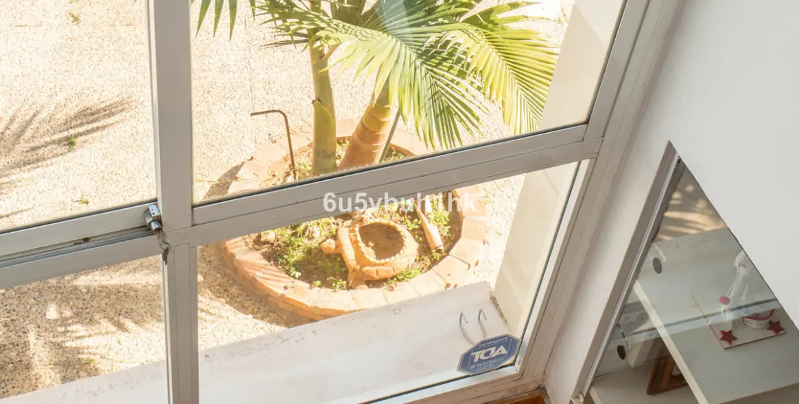 Продажа дома на две семьи в El Coto 15