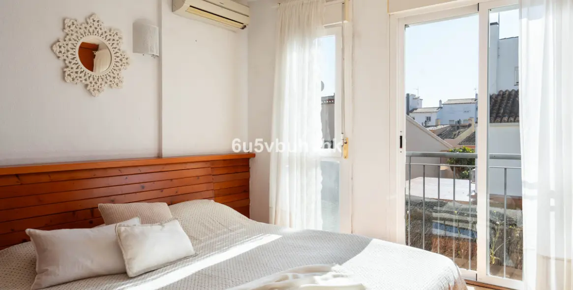 Продажа дома на две семьи в El Coto 16