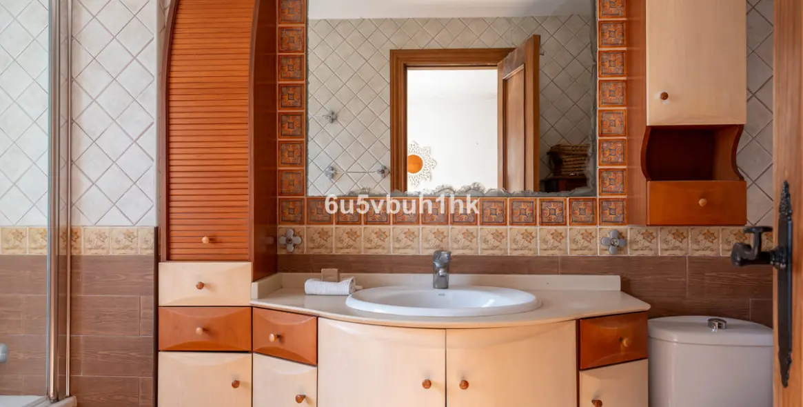 Продажа дома на две семьи в El Coto 23