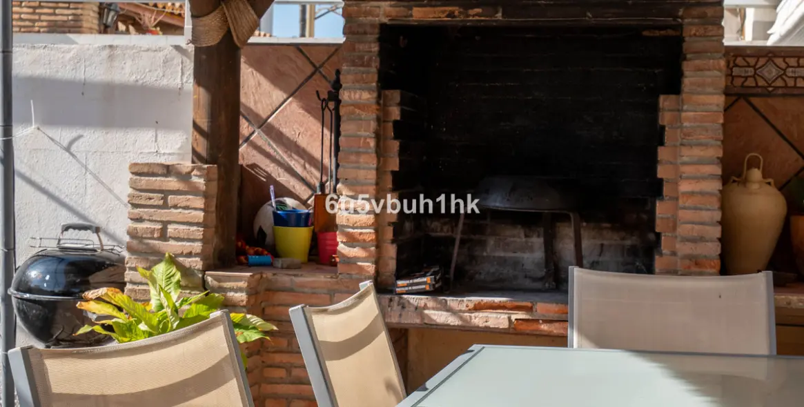 Продажа дома на две семьи в El Coto 30