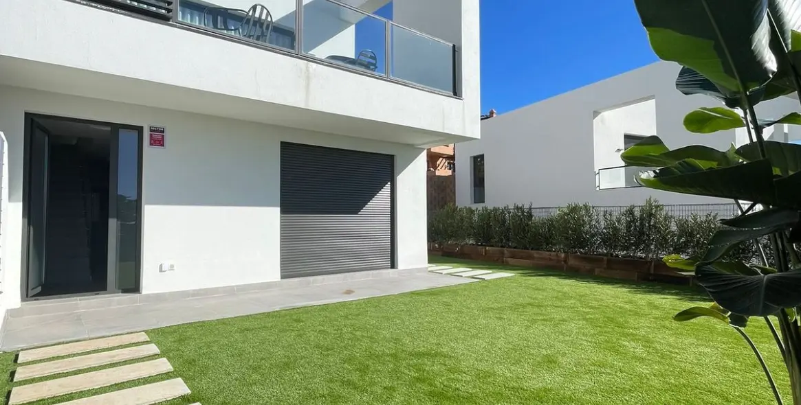 Продажа дома на две семьи в Riviera del Sol 1