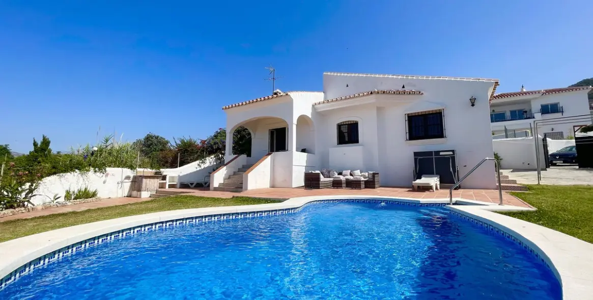 Продажа  отдельно стоящей виллы в Nerja 1