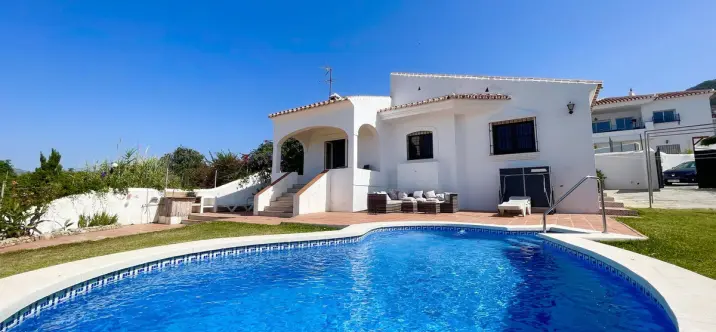 Продажа  отдельно стоящей виллы в Nerja 0