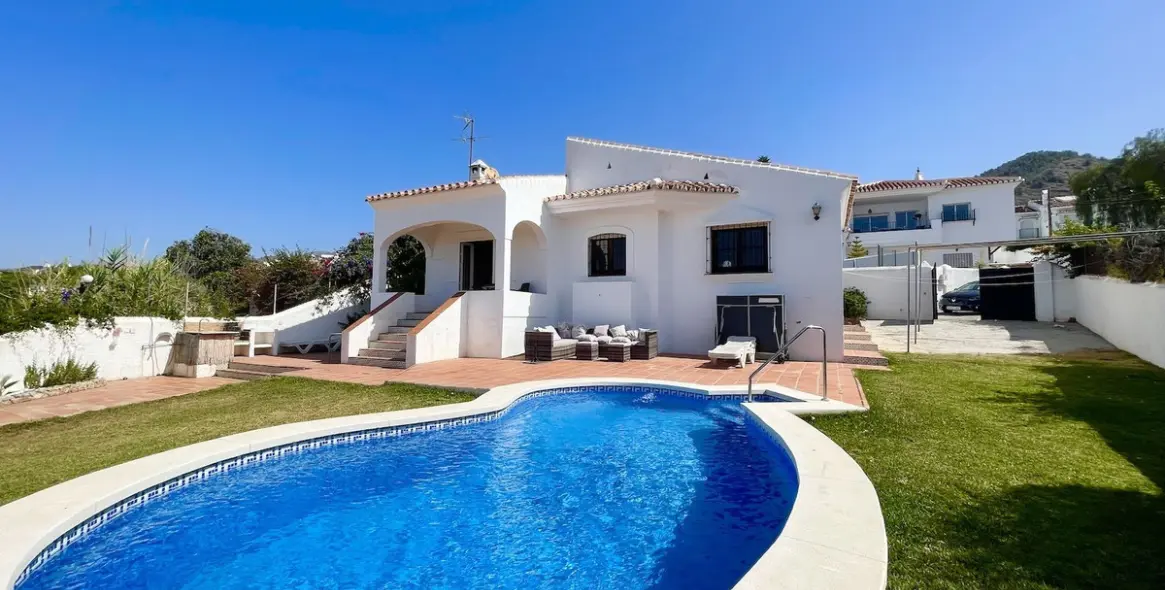 Продажа  отдельно стоящей виллы в Nerja 25