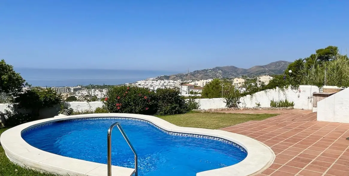 Продажа  отдельно стоящей виллы в Nerja 26
