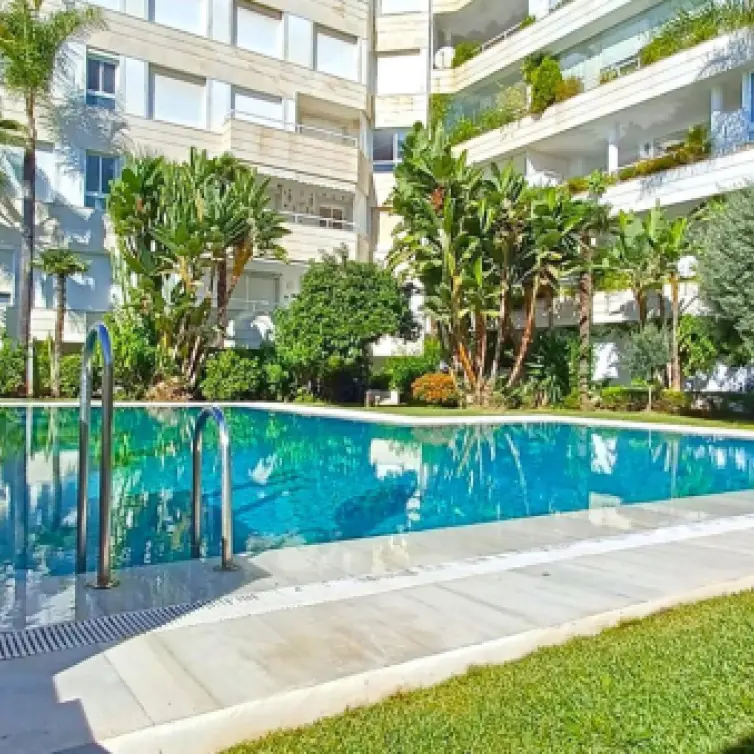 Sale of middle floor apartment in Marbella