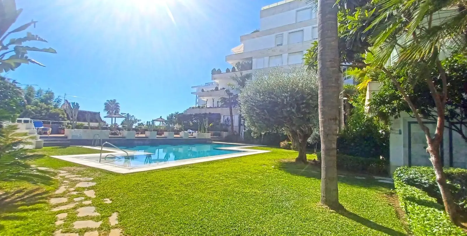 Sale of middle floor apartment in Marbella 32