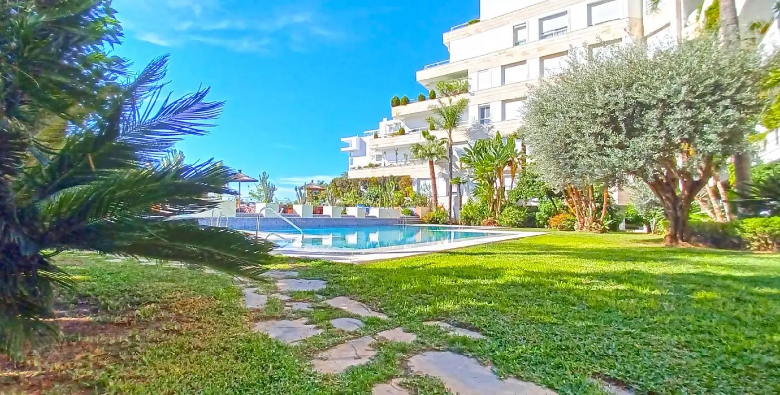 Sale of middle floor apartment in Marbella 35