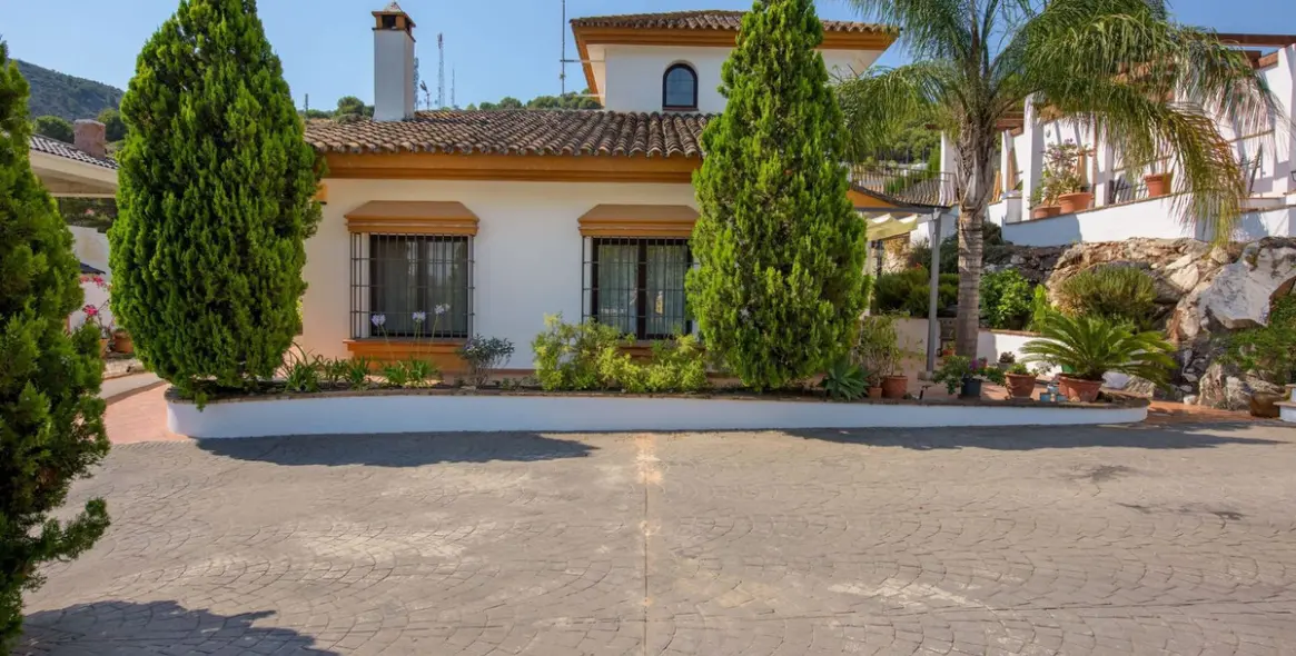 Sale of detached villa in Alhaurín de la Torre 1