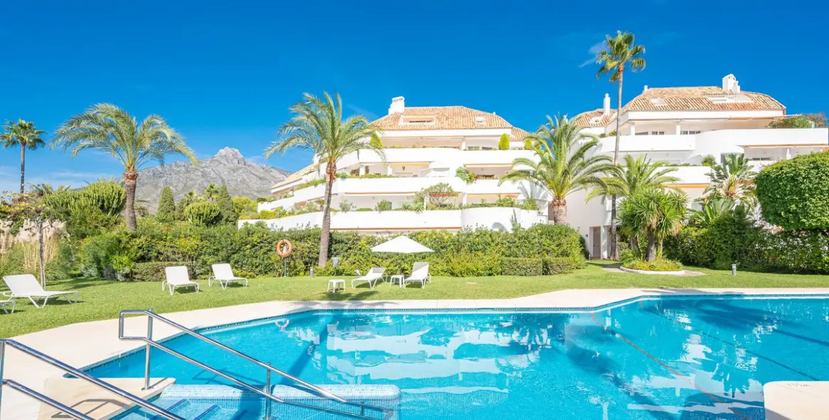 Sale of middle floor apartment in The Golden Mile 1